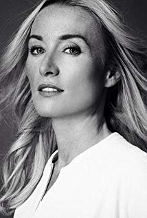 How tall is Victoria Smurfit?